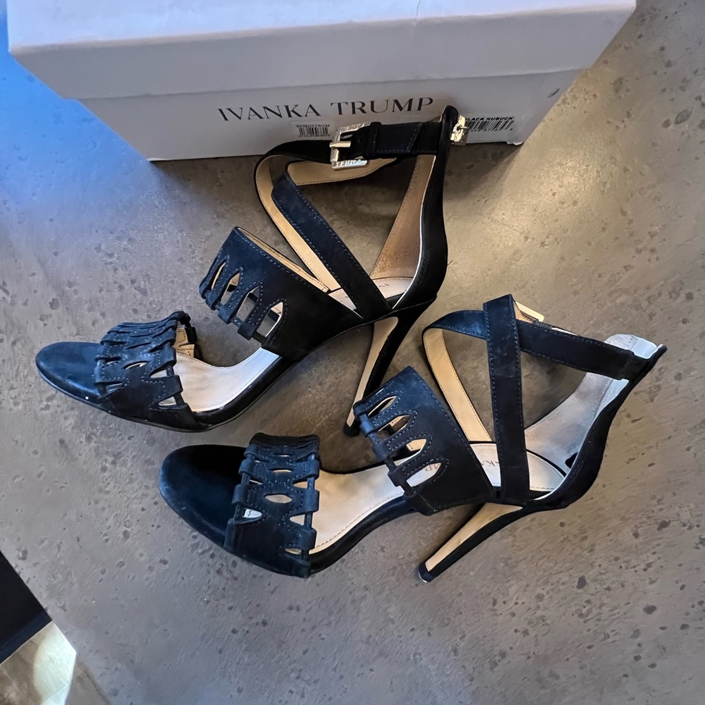 Ivanka Trump Suede heels. Black suede. - Picture 4 of 8
